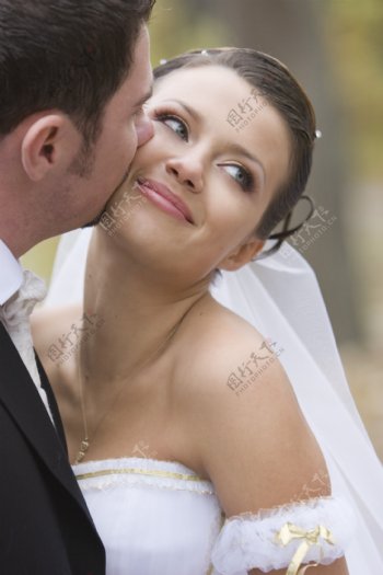 亲吻新娘的新郎图片