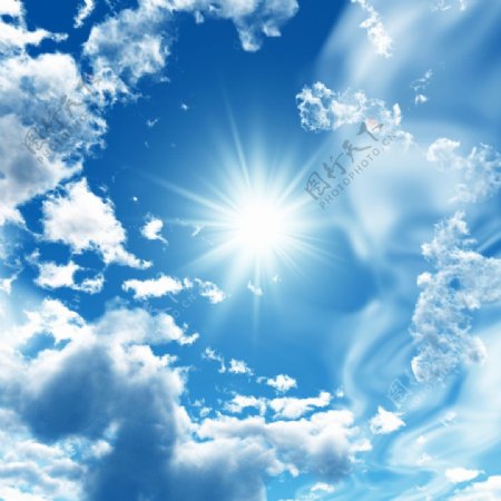太阳光芒下的蓝天白云图片