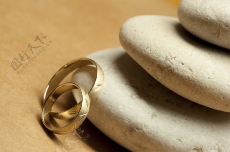 石头与戒指