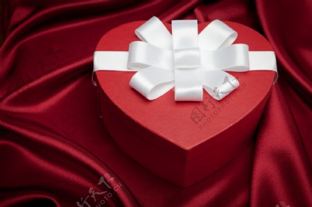 红色爱心礼盒与缎布背景图片