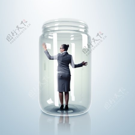 玻璃罐子里的商务美女图片