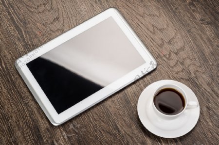 木板上的咖啡与平板电脑图片