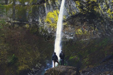 2男子白天观看瀑布