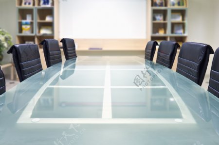 会议桌与办公椅子图片