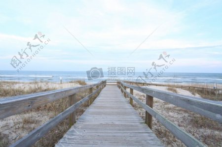 大海蓝天沙滩水海洋波浪海岸沙丘坡道木制人行道