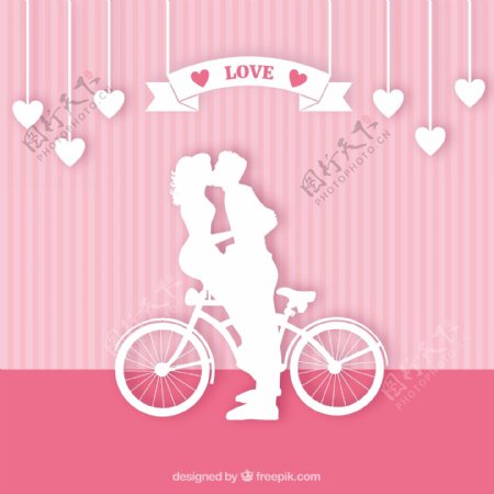 一对情侣在自行车上接吻的剪影