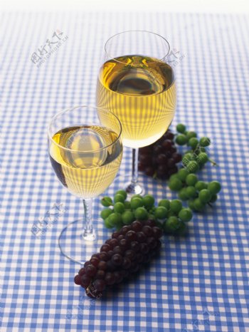 餐桌上的洋酒与葡萄俯视图图片