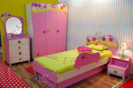 儿童卧室内的柜子和床图片
