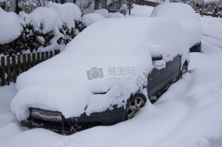 被雪覆盖的小汽车