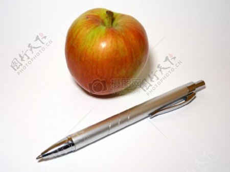 桌子上的苹果和铅笔
