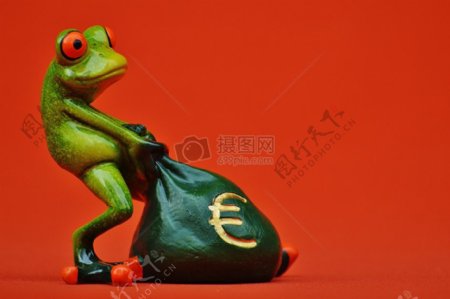 拉拽着钱袋的青蛙