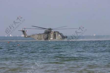 海面上的直升机