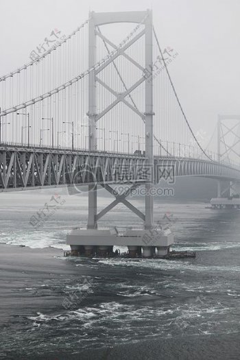 大雾中的大桥