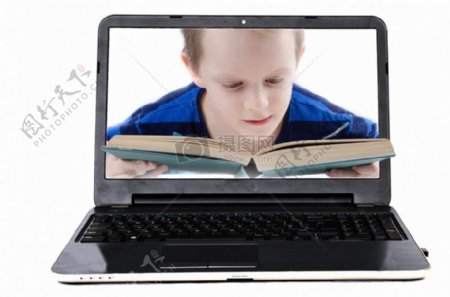 电脑里阅读的小孩