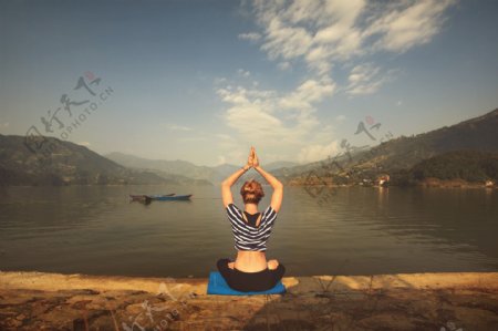 湖边练瑜伽美女图片