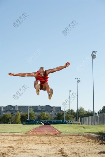 跳远的黑人女性运动员高清图片