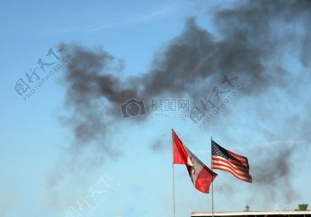 旗帜和黑烟