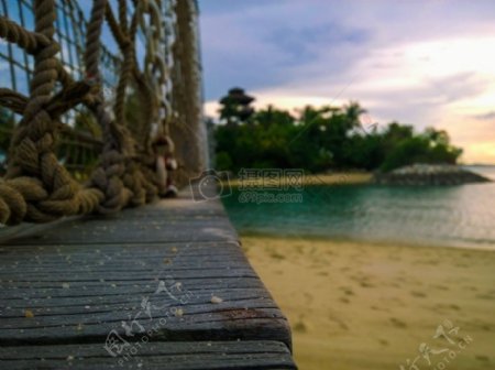 沙滩上的木头桥