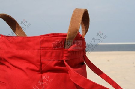 沙滩上的包