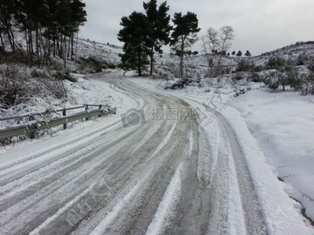 布满积雪的道路
