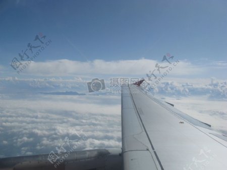 白云旁的飞机