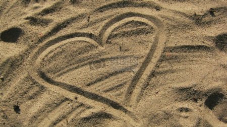 沙滩上的心形图形