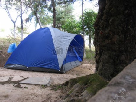 野外撑起的蓝色帐篷