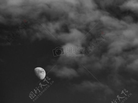 被乌云遮蔽的月亮