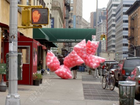 高路上拿着红色气球的行人