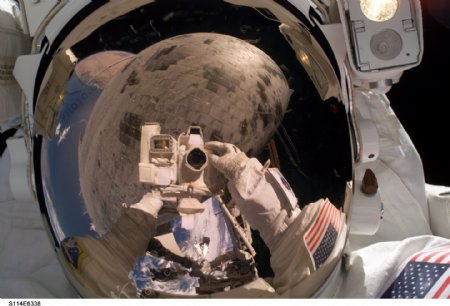 太空飞船里的宇航员图片