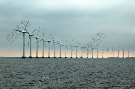 大海上的风车图片