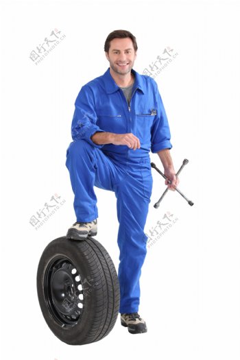 汽车维修工人与轮胎图片