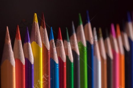 高低不平的彩色铅笔