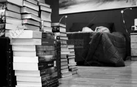 堆满书籍的卧室