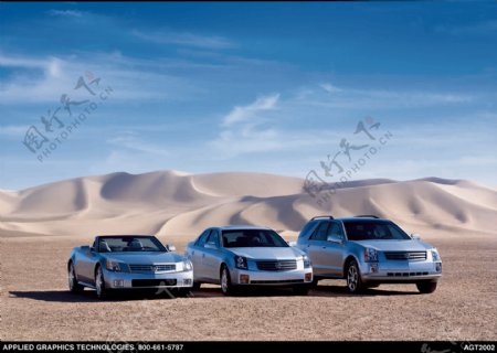 沙漠里的汽车图片