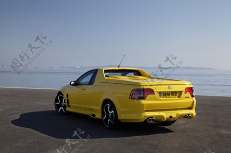 海边黄色轿车图片