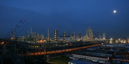 工业生产油厂夜景图片