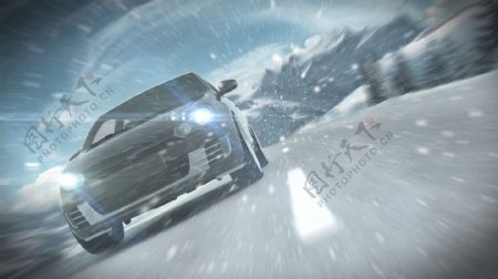 冬天道路上奔跑的汽车图片