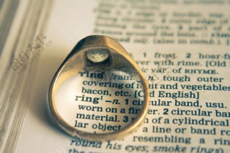 英语书上的金戒指