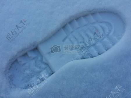 雪地上的鞋印