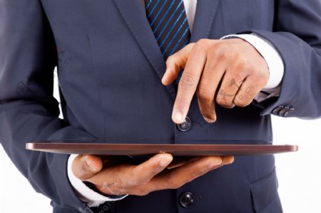 手拿平板电脑的商务男士图片