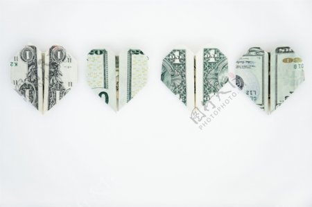 四个折成心形的美元钞票图片