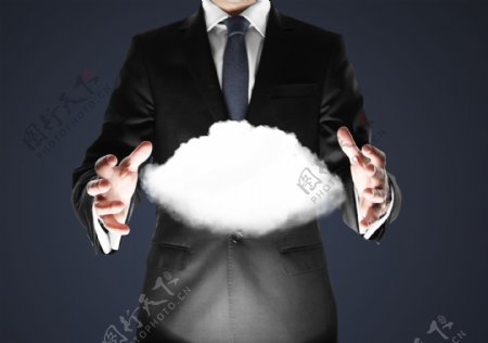 商务人士双手中的云朵图片