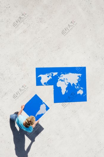 外国男人与世界镂空地图拼图图片