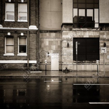 黑与白城市街道建筑物雨