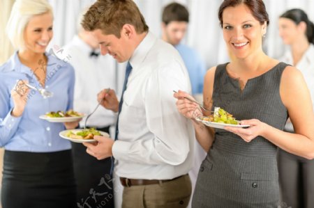 开心用餐的商务男女图片