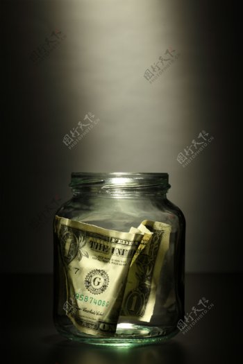 玻璃瓶的钱图片