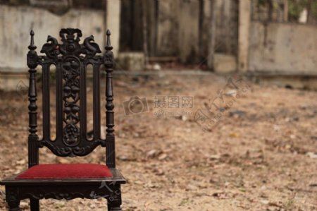 古老的棕色椅子