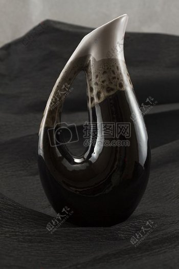 黑白色瓷质花瓶