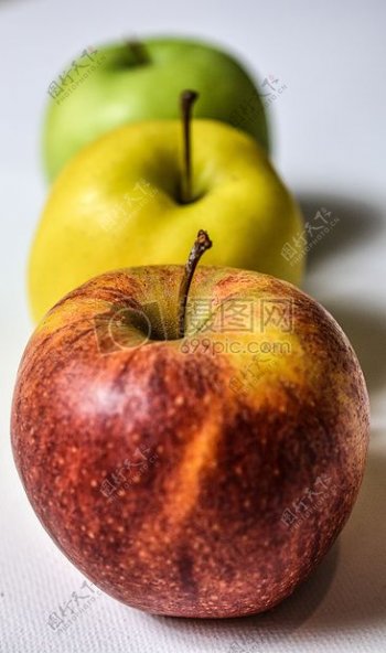 三颗不同颜色的苹果